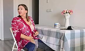 義母がポルノを見ているところを捕まえたけど、彼女は下着姿の衝撃的なふたなりを見せてくれた