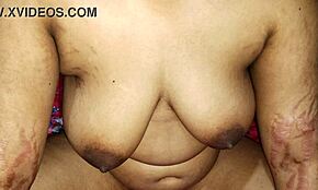 와! 이 시골 데시 바비가 극한 하드코어 목장 섹스 하는 거 봐!