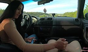 אוננות יד ברכב בכביש ציבורי עם הצעירה השכנה ביער!