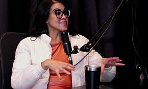 Kezdte házi tartalommal, imádja a lábait, álmodott pornóról - Natasha Fiore sheer vörösben