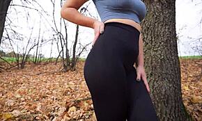 أم جذابة رياضية في ملابس ضيقة تتحرش بمؤخرتها.