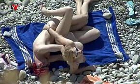 Voyeur en Playa Atrapa a Chica Blanca con Culo Jugoso Follando por Detrás