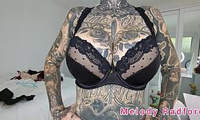 Melody Radford past zwart en paars lingerie en micro bikini aan in haar haul.