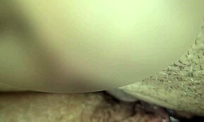 Kone knepper stor sort pik uden kondom, får creampie, cuckold mand renser hendes insemineret fisse