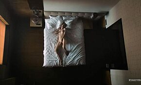 Frau masturbiert im Bett aus versteckter Kamera-Sicht