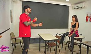 Γνώρισα νέο δάσκαλο με τεράστιο καυλί που με έκανε να απολαμβάνω ηδονή στην τάξη