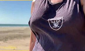 زوجة تمشي عارية على الشاطئ العام 😎