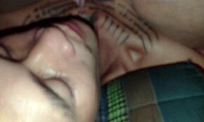 Mladá žena dostane pičku olíznutou a cucá mokrý kurac