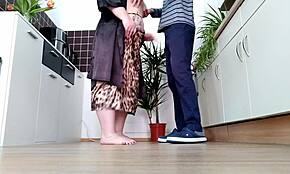 Kongkek buntut besar mertua doggy