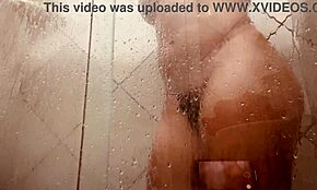 Milf nagrywa siebie myjącą swoją owłosioną cipkę w łazience