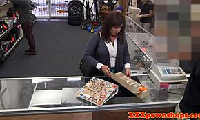 مبتدئة منحنية في محل الرهون تمص زب قبل الجنس