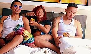 Milf - Môj nevlastný bratjebe moju nevlastnú sestru v riti vedľa mňa, tá latinská šlapka rohatý