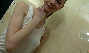 Paula Z prstkuje pičko v kadi 😘