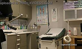 Patrzę jak Minnie Rose, 18+ nastolatka, rozkłada się w lateksowych rękawiczkach i zostaje upokorzona dildem