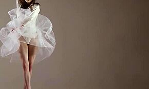 Loira Ginasta Mostra Flexibilidade na Academia 😊