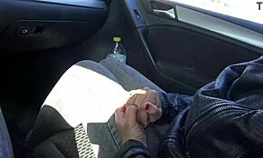 J'y crois pas, ma belle-mère m'a montré sa chatte poilue pour mon anniversaire