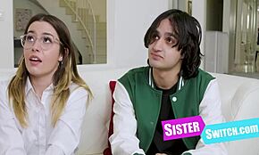 Jag går med i jungfru tonåring 18+ fyrling med styvsyster byte knullar hårig fitta i uniform