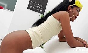 Морена Кали се облича като пиолина да ми глътне спермата, ммм