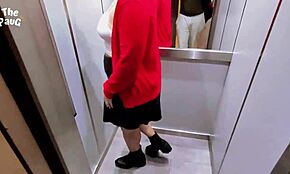 Gadis Latina pukul orang asing untuk duit