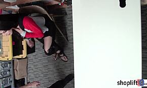 לטינה חמה 18+ נעצרת על ידי שומר בגלל ממתקים