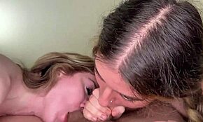 Dvě sub děvky lížou prdel a cucají velký kouř z POV!