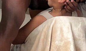 Милая школьница 18+ получает жёсткий фейс-фак от большого чёрного члена.