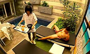 Jeg rører mig i poolen mens stuepigen giver blowjob