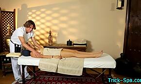 שחורות שיער חמות מקבלות שפשוף שדיים בעיסוי מצלמה נסתרת