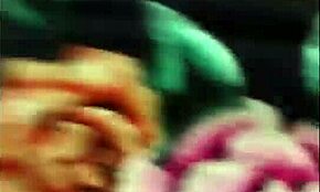 Madura pokazuje svoju debelu guzu u upskirtu na ulici!