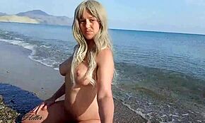 Meztelen vagyok a strandon, nyírt puncit mutatok