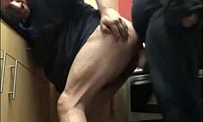 Bisexuell röv blir peggad med enorm strapon