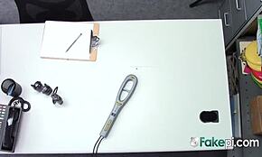 Geile bewaker neukt twee winkeldieven.