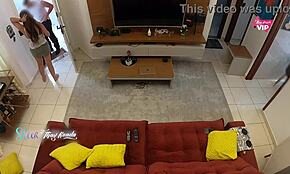 استقبلت عامل التوصيل بطريقة مثيرة ومصصته حتى قذف في داخلي