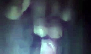 Teen ebony se apleacă pentru orgasm squirting