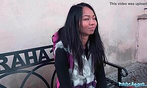 Publiczny agent, zagubiona tajka dostaje buźkę od nieznajomego w seksie za kasę POV