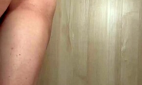 Japonská slúžka v uniforme dostáva análny tréning s buttplugom a prepichnutými bradavkami