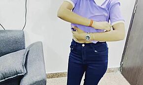 Indyjska nastolatka 18+ modelka wykonuje solowy trening