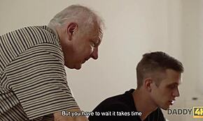 Daddy4k chlap opravuje počítač, zatímco jebe svou přítelkyni