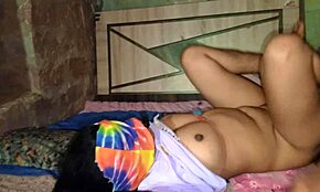 Индийская деревенская жена впервые трахается с другом в колготках и прозрачных туфлях!