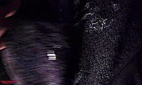 Mujer madura recibe follada de perro dura en cama con carga de semen y momentos divertidos