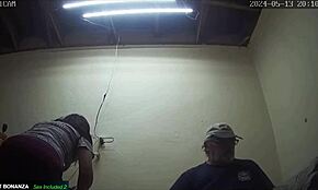 إطلاق سائل وجهي هاوٍ بعد شفط رطب وابتلاع عميق على تياتس صغيرة