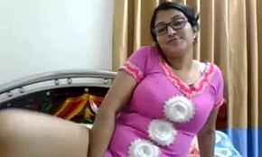 Fată pakistaneză joacă pe web pentru distracție cu striptease și masturbare