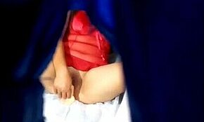 Соседка играет с киской на улице, почти поймана в домашнем видео