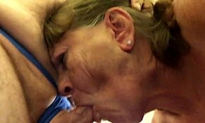 Infirmière grand-mère en cosplay lèche et suce la bite