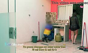 Ben sıcak karıyım, duştan çıkıp sadece gecelikle kurye çocuğunu karşılıyorum, büyük memelerimi gösteriyorum