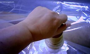 Dominatrix mestra April dá mijo fresco quente em banheiro caseiro ao ar livre com massagem elétrica na buceta e fetiche de piercing