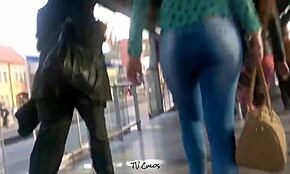 Amateur vrouw schudt haar grote kont in publiek upskirt filmpje