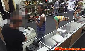 Koiratyylinen amatööri imee pillua piilotetussa panttilainaamossa todellisuudessa