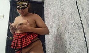 Eksotisk danser varmer op ved at sprede benene vidt