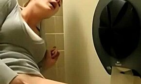 Эй, смотри, как я быстро кончаю в туалете, дроча